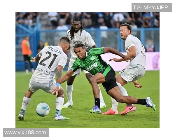 足球明星齐聚观看韩国比赛热情高涨展现体育精神与友谊